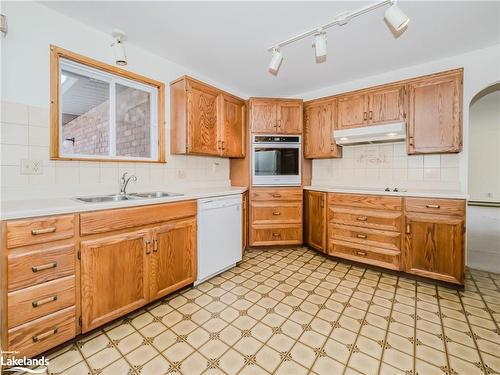425 Louise Street, Gravenhurst, ON - Indoor Photo Showing Kitchen With Double Sink