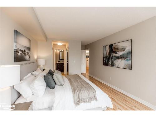302-16 Raglan Street, Collingwood, ON - Indoor Photo Showing Bedroom
