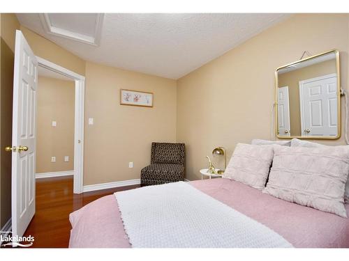 72 Forest Avenue, Wasaga Beach, ON - Indoor Photo Showing Bedroom