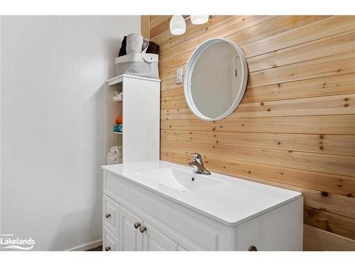 9 Courland Road, Ahmic Harbour, ON - Indoor Photo Showing Bathroom