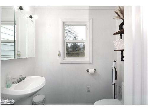 680193 24 Chatsworth Road, Holland Centre, ON - Indoor Photo Showing Bathroom