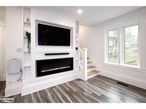 680193 24 Chatsworth Road, Holland Centre, ON - Indoor Photo Showing Living Room With Fireplace