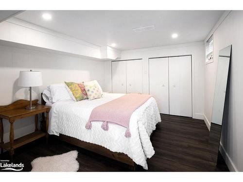 7 Sunset Court, Collingwood, ON - Indoor Photo Showing Bedroom