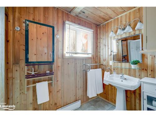 29 Horseshoe Lane, Katrine, ON - Indoor Photo Showing Bathroom