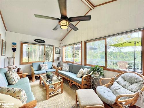 1127 Tondern Island Road, Muskoka Lakes, ON - Indoor Photo Showing Living Room