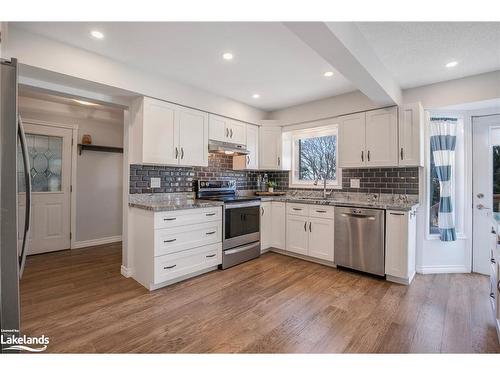 912 Sloan Circle Drive, Innisfil, ON - Indoor Photo Showing Kitchen With Upgraded Kitchen