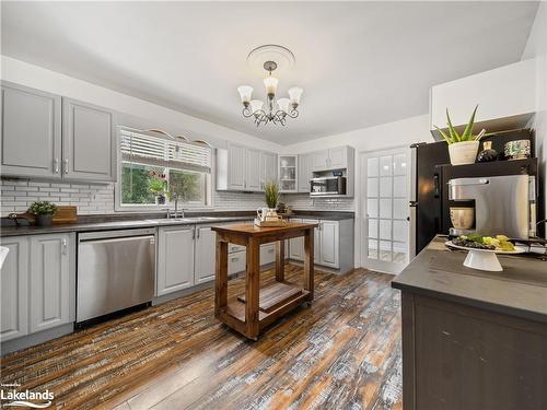 8024 Park Lane Crescent, Washago, ON - Indoor Photo Showing Kitchen With Upgraded Kitchen
