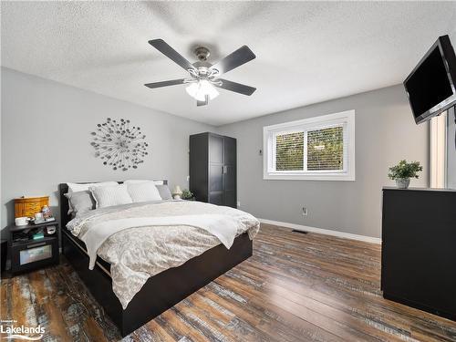 8024 Park Lane Crescent, Washago, ON - Indoor Photo Showing Bedroom