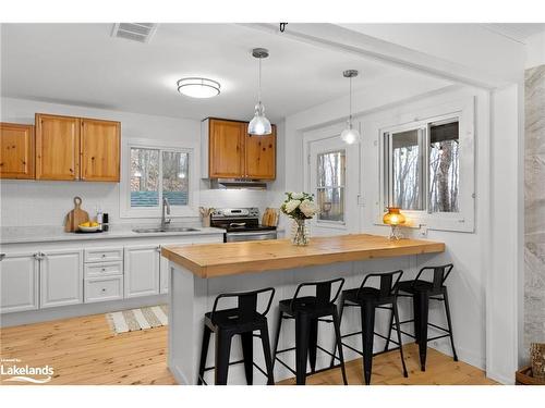 136 Vernon Lane, Huntsville, ON - Indoor Photo Showing Kitchen With Upgraded Kitchen