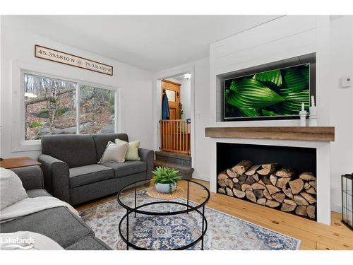 136 Vernon Lane, Huntsville, ON - Indoor Photo Showing Living Room With Fireplace