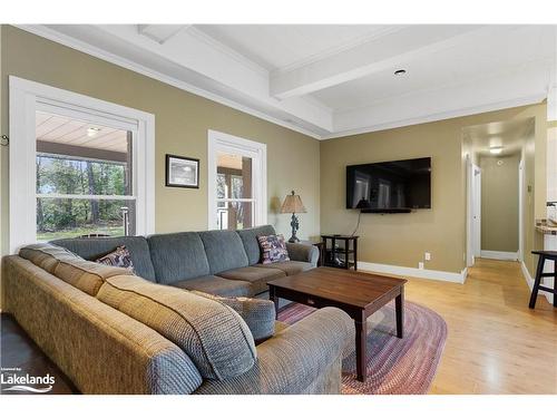 86 Lynx Drive, Kearney, ON - Indoor Photo Showing Living Room