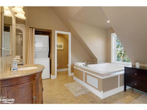 86 Lynx Drive, Kearney, ON - Indoor Photo Showing Bathroom