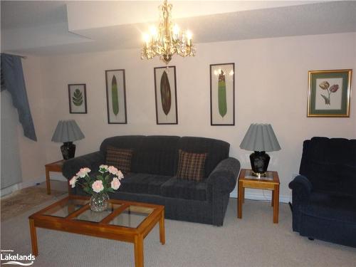 33 Royal Beech Drive, Wasaga Beach, ON - Indoor Photo Showing Living Room