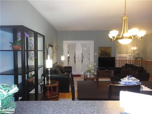 33 Royal Beech Drive, Wasaga Beach, ON - Indoor Photo Showing Living Room