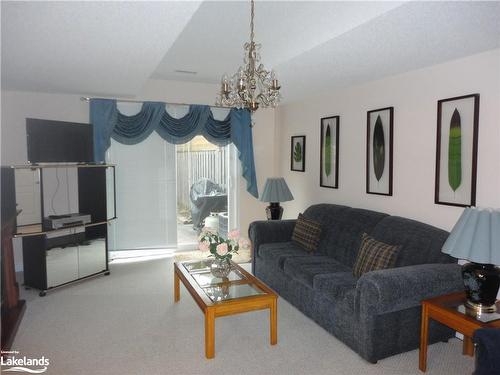 33 Royal Beech Drive, Wasaga Beach, ON - Indoor Photo Showing Living Room