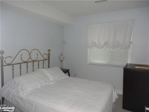 33 Royal Beech Drive, Wasaga Beach, ON - Indoor Photo Showing Bedroom