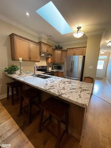18 Maple Court, Coldwater, ON - Indoor Photo Showing Kitchen With Upgraded Kitchen