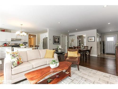 52 29Th Street N, Wasaga Beach, ON - Indoor Photo Showing Living Room