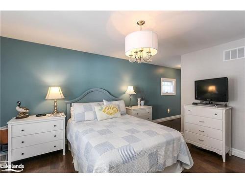 52 29Th Street N, Wasaga Beach, ON - Indoor Photo Showing Bedroom
