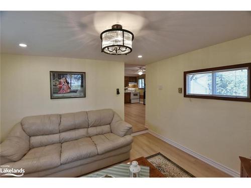 34 Nancy Street, Wasaga Beach, ON - Indoor Photo Showing Living Room