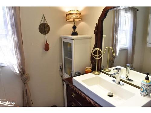 1336 Minnicock Lake Road, Haliburton, ON - Indoor Photo Showing Bathroom
