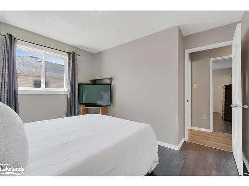 26 Silver Birch Avenue, Wasaga Beach, ON - Indoor Photo Showing Bedroom
