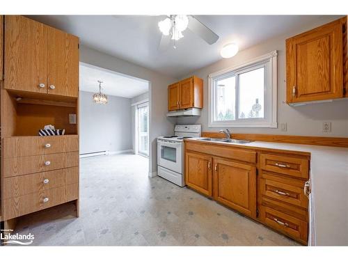 10 Eady Station Road, Oro-Medonte, ON - Indoor Photo Showing Kitchen With Double Sink