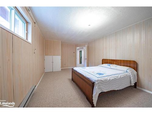 10 Eady Station Road, Oro-Medonte, ON - Indoor Photo Showing Bedroom
