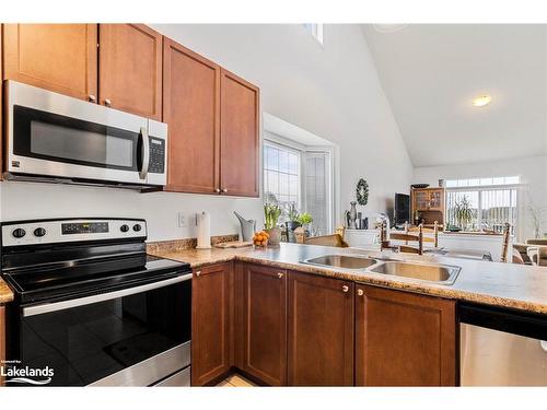 39 Providence Way, Wasaga Beach, ON - Indoor Photo Showing Kitchen With Double Sink