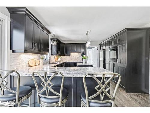 17 Trails End, Collingwood, ON - Indoor Photo Showing Kitchen