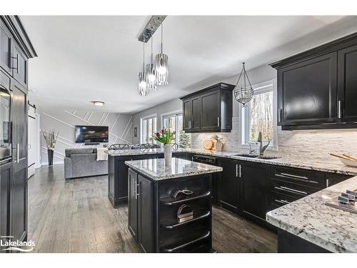17 Trails End, Collingwood, ON - Indoor Photo Showing Kitchen With Upgraded Kitchen