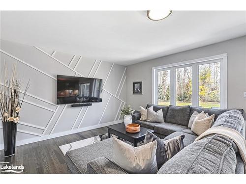 17 Trails End, Collingwood, ON - Indoor Photo Showing Living Room