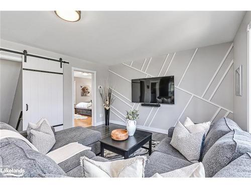 17 Trails End, Collingwood, ON - Indoor Photo Showing Living Room