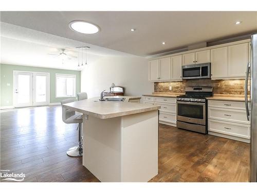 29 New York Avenue, Wasaga Beach, ON - Indoor Photo Showing Kitchen With Upgraded Kitchen