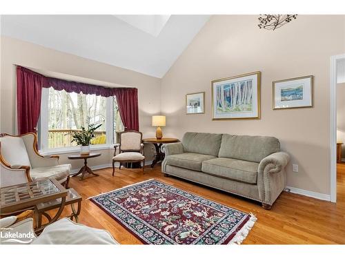 35 Springwood Crescent, Gravenhurst, ON - Indoor Photo Showing Living Room