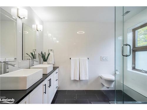 22 Trails End, Collingwood, ON - Indoor Photo Showing Bathroom