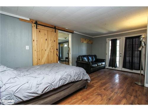 1981 Mosley Street, Wasaga Beach, ON - Indoor Photo Showing Bedroom