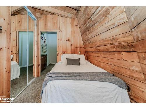 1075 Blue Lake Road, Huntsville, ON - Indoor Photo Showing Bedroom