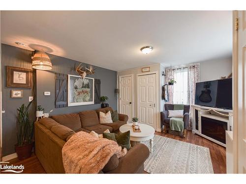 171 Atherley Road, Orillia, ON - Indoor Photo Showing Living Room