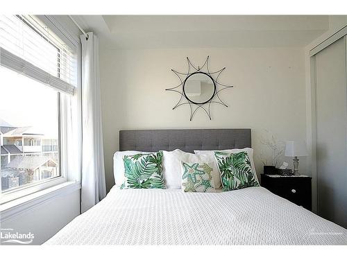 300-2 Cove Court, Collingwood, ON - Indoor Photo Showing Bedroom