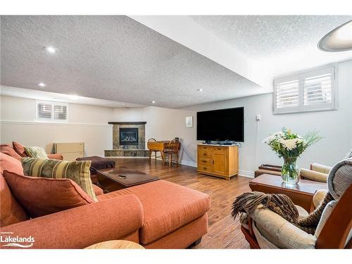20 Dance Street, Collingwood, ON - Indoor Photo Showing Living Room