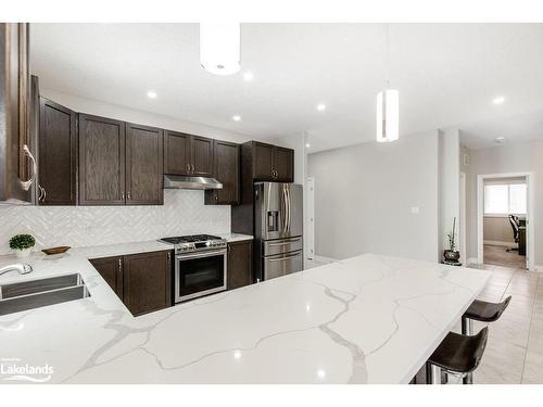 43 Lockerbie Crescent, Collingwood, ON - Indoor Photo Showing Kitchen With Double Sink With Upgraded Kitchen