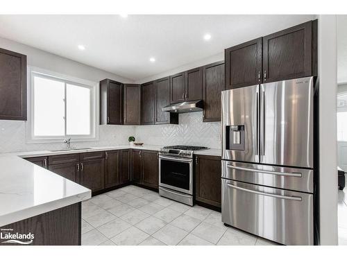 43 Lockerbie Crescent, Collingwood, ON - Indoor Photo Showing Kitchen With Upgraded Kitchen