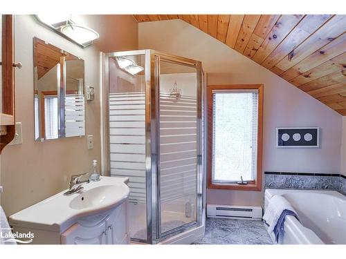 1099 Oak Road, Gravenhurst, ON - Indoor Photo Showing Bathroom
