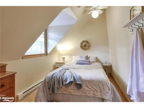 1099 Oak Road, Gravenhurst, ON - Indoor Photo Showing Bedroom