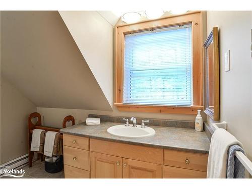 1099 Oak Road, Gravenhurst, ON - Indoor Photo Showing Bathroom
