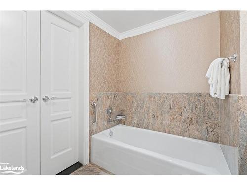 N206-1050 Paignton House Road, Minett, ON - Indoor Photo Showing Bathroom