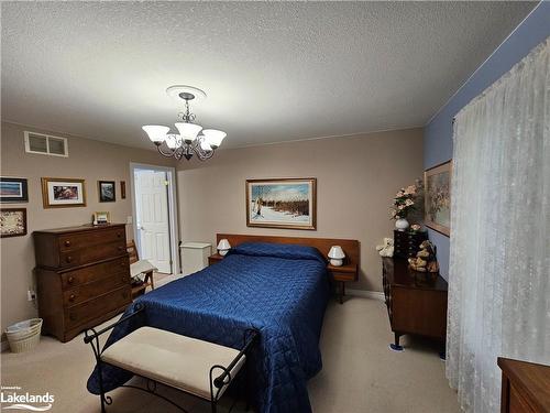 79 Pennsylvania Avenue, Wasaga Beach, ON - Indoor Photo Showing Bedroom