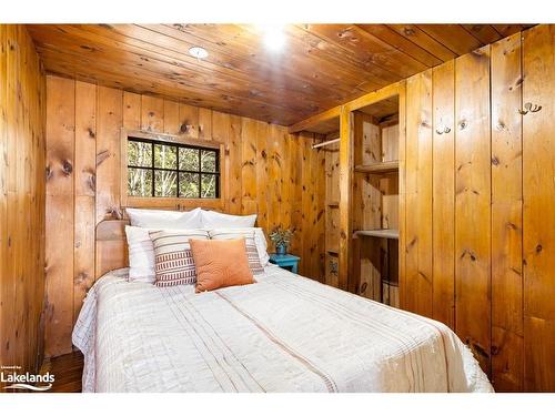 764 East Bear Lake Road, Sprucedale, ON - Indoor Photo Showing Bedroom