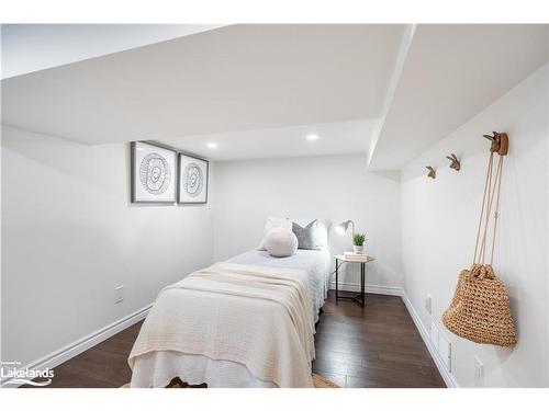 162 Avondale Street, Hamilton, ON - Indoor Photo Showing Bedroom